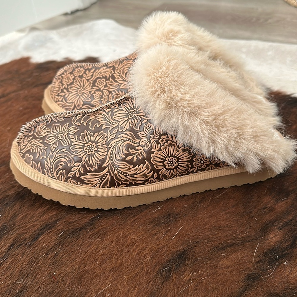 Very G Tooled Slippers in Nude